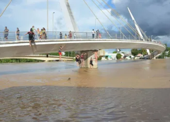 Jovens desafiam o perigo e pulam da Passarela Joaquim Macedo em Rio Branco
