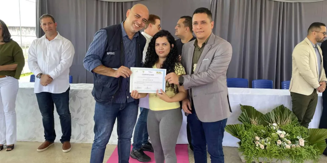 Os presidentes do Ieptec, Alírio Wanderley, e do Iapen, Glauber Feitoza, em entrega de certificado à reeducanda que formou no curso de manicure e pedicure. Foto: Assessoria Ieptec.