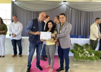 Os presidentes do Ieptec, Alírio Wanderley, e do Iapen, Glauber Feitoza, em entrega de certificado à reeducanda que formou no curso de manicure e pedicure. Foto: Assessoria Ieptec.