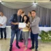 Os presidentes do Ieptec, Alírio Wanderley, e do Iapen, Glauber Feitoza, em entrega de certificado à reeducanda que formou no curso de manicure e pedicure. Foto: Assessoria Ieptec.