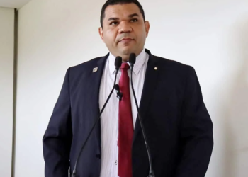 Vereador pede providências para problema em rede de esgoto no Conjunto Laélio Alcântara