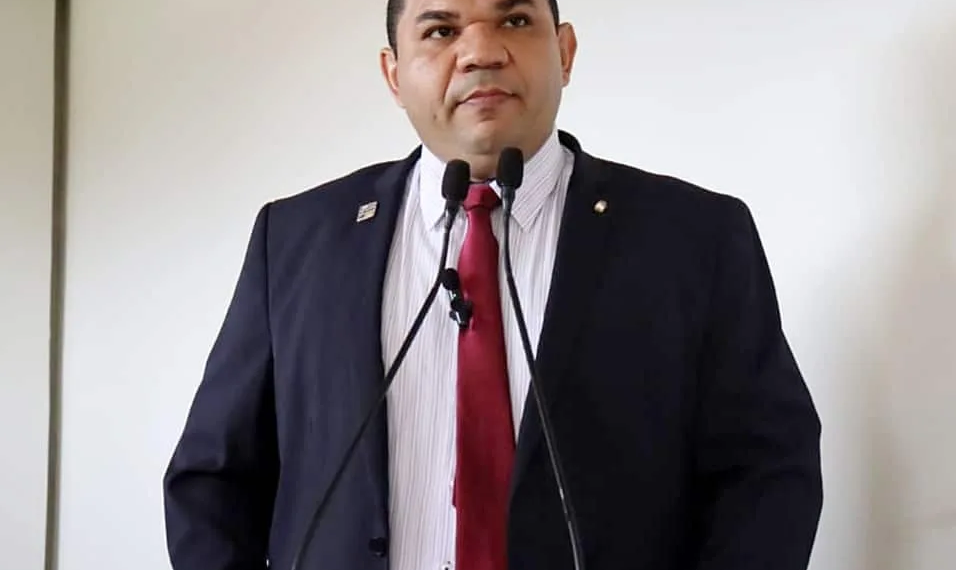 Vereador pede providências para problema em rede de esgoto no Conjunto Laélio Alcântara