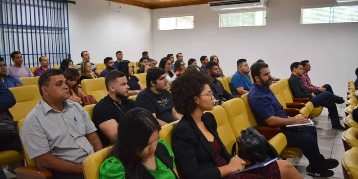 O curso visa capacitar o profissional para executar tarefas administrativas. Foto: José Luiz Maciel/CGE