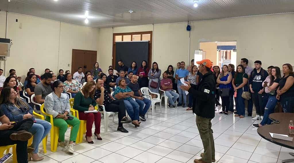 O secretário de Estado de Assistência Social e Direitos Humanos (Seasd), Lauro Santos, orienta servidores na logística e apoio às pessoas nos abrigos em Rio Branco. Foto: Assessoria.
