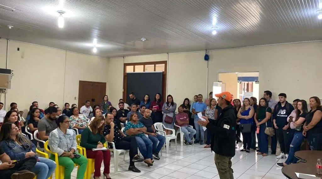 O secretário de Estado de Assistência Social e Direitos Humanos (Seasd), Lauro Santos, orienta servidores na logística e apoio às pessoas nos abrigos em Rio Branco. Foto: Assessoria.