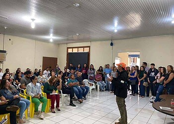 O secretário de Estado de Assistência Social e Direitos Humanos (Seasd), Lauro Santos, orienta servidores na logística e apoio às pessoas nos abrigos em Rio Branco. Foto: Assessoria.