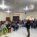 O secretário de Estado de Assistência Social e Direitos Humanos (Seasd), Lauro Santos, orienta servidores na logística e apoio às pessoas nos abrigos em Rio Branco. Foto: Assessoria.