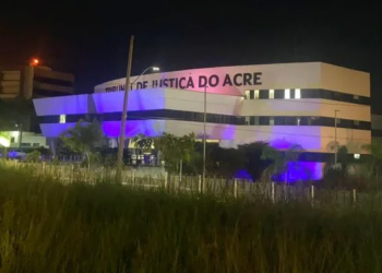 TJAC inaugura iluminação especial em adesão à campanha “Março Azul”