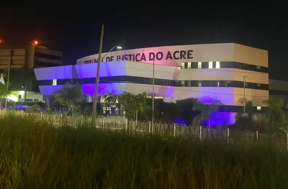 TJAC inaugura iluminação especial em adesão à campanha “Março Azul”