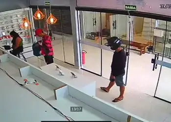 Dupla rouba mais de 40 celulares de loja de eletrônicos no Acre