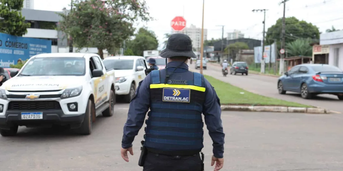 Agentes do Detran organizam trânsito em pontos de interdição; confira locais
