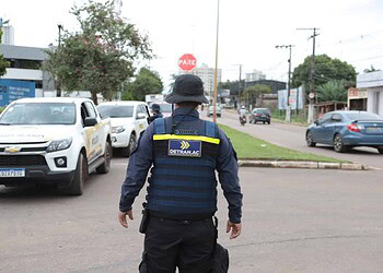 Agentes do Detran organizam trânsito em pontos de interdição; confira locais