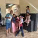 Pai que cuida sozinho de filhas com deficiência ganha casa nova dos 'Amigos Solidários'