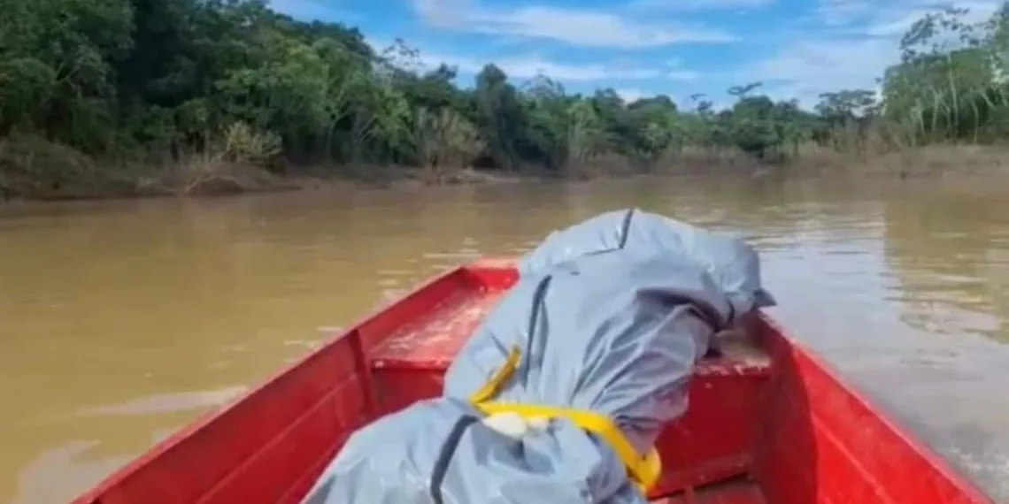 Homem é preso acusado de matar o vizinho por ciúmes no Acre; corpo da vítima é translado de barco