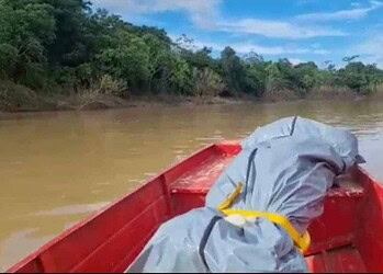 Homem é preso acusado de matar o vizinho por ciúmes no Acre; corpo da vítima é translado de barco