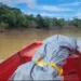 Homem é preso acusado de matar o vizinho por ciúmes no Acre; corpo da vítima é translado de barco