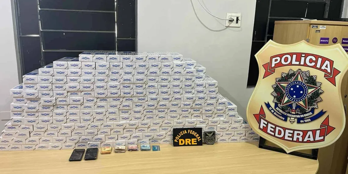 PF apreende mais de 2 mil maços de cigarros contrabandeados; 2 pessoas são presas