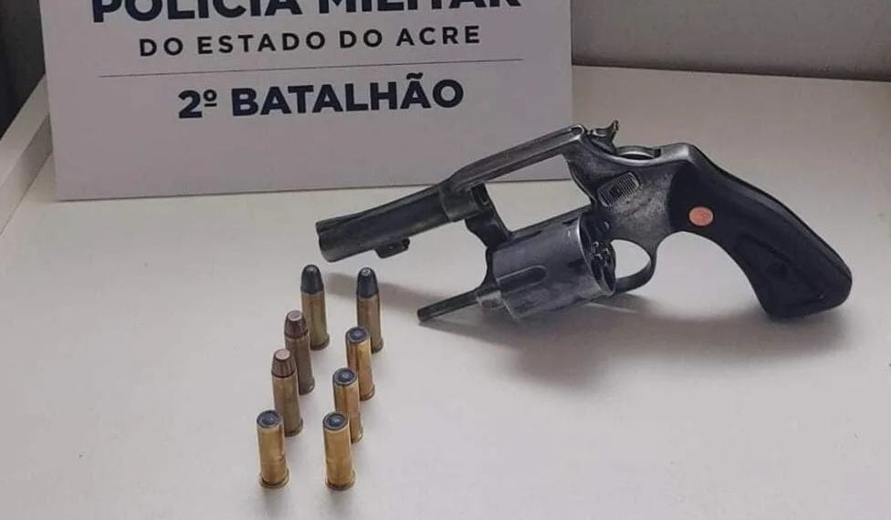 Polícia Militar apreende arma de fogo no Vila Acre