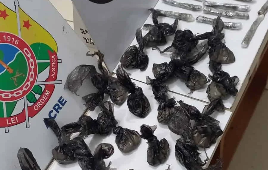 Grupo de traficantes é preso com drogas e quase R$ 1 mil em espécie