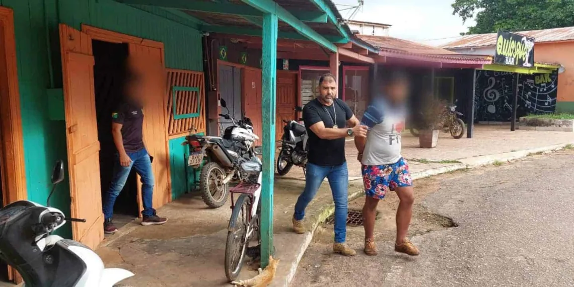Homem que enforcou esposa e socou rosto de enteado é preso em Xapuri