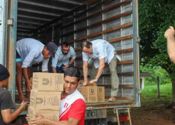 Gestores levando ajuda humanitária para abrigos de migrantes na fronteira. Foto: Cedida