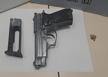 Polícia Militar prende dupla com moto roubada e pistola falsa