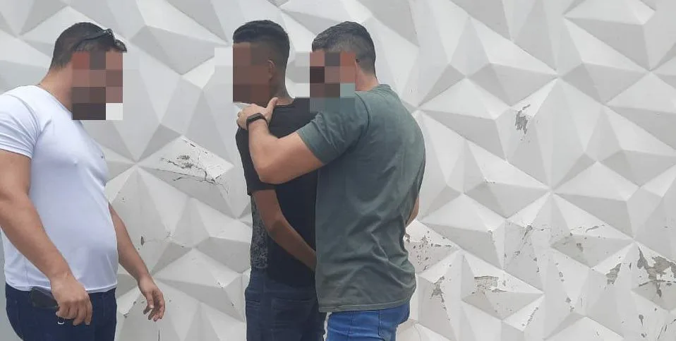 Foragido de 19 anos é preso por roubo e com arma de fogo na Baixada Sobral