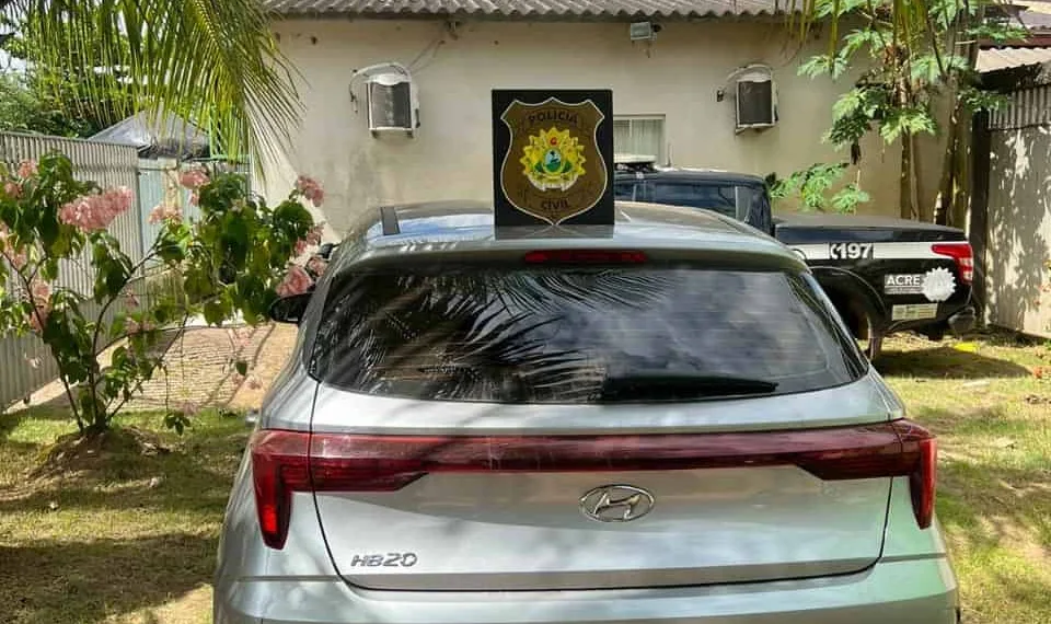 Carro roubado de locadora em Rio Branco é recuperado na fronteira com a Bolívia