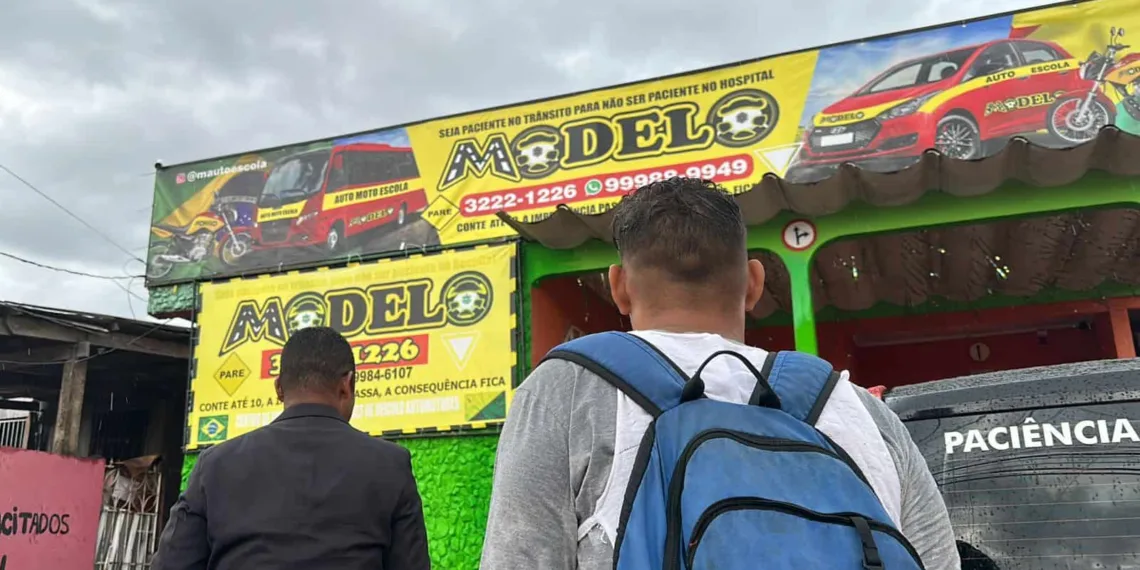 Jovem que vendia doce para tirar CNH arrecada R$ 2 mil, sensibiliza empresário e realiza sonho
