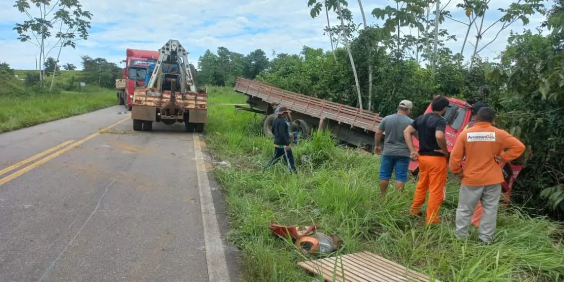 Motorista perde controle de caminhão, cai em ribanceira e precisa ser guinchado na BR-364