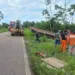 Motorista perde controle de caminhão, cai em ribanceira e precisa ser guinchado na BR-364