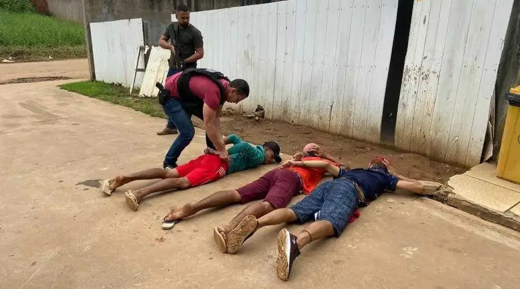 Dupla é presa e um menor apreendido após tentarem matar homem de facção rival no interior do Acre