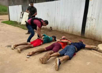 Dupla é presa e um menor apreendido após tentarem matar homem de facção rival no interior do Acre