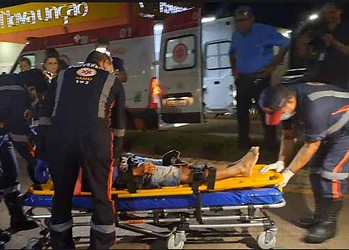 Motoqueiro perde controle e bate na traseira de carro estacionado na Av. Antônio da Rocha Viana