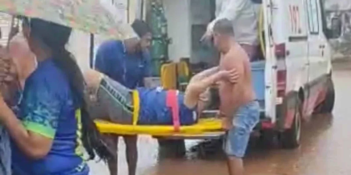 Com rua alagada devido às chuvas, pedestre quebra a perna após cair em buraco