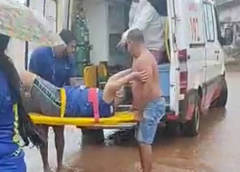 Com rua alagada devido às chuvas, pedestre quebra a perna após cair em buraco