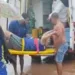 Com rua alagada devido às chuvas, pedestre quebra a perna após cair em buraco