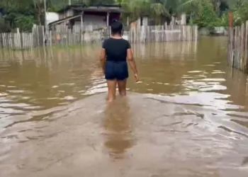 Vídeos mostram trechos ainda inundados na tarde desta quinta, em Rio Branco