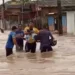 Homem atravessa inundação segurando dois bebês no bairro Ayrton Sena; veja o vídeo