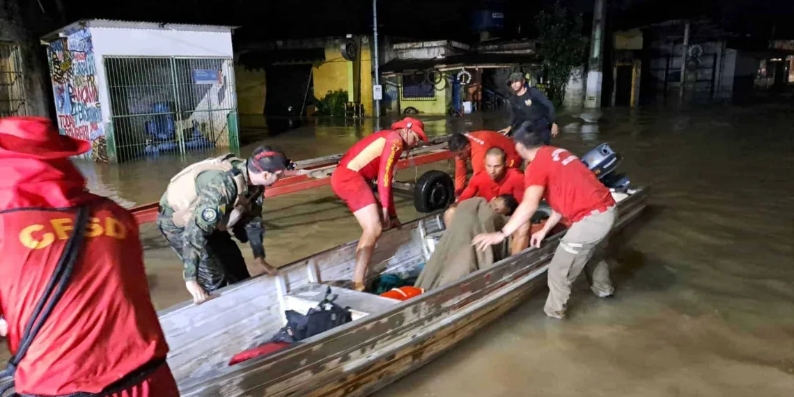 Homem se afoga durante enxurrada do igarapé e é resgatado por bombeiros