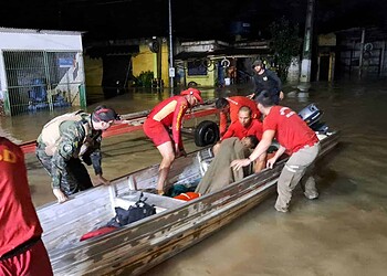 Homem se afoga durante enxurrada do igarapé e é resgatado por bombeiros