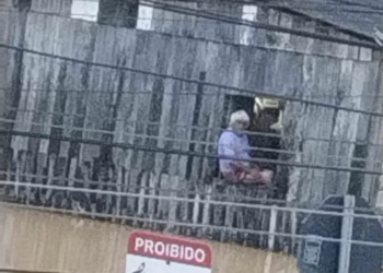 Idoso fica ilhado durante a madrugada no bairro da Base; veja o vídeo