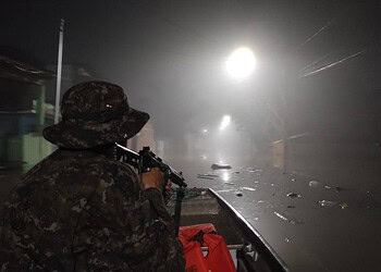 Patrulhamento está sendo feito nos locais cobertos pela água. Foto: Ascom/PMAC