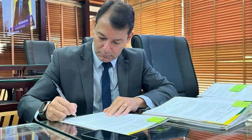 Lei de Roberto Duarte garante isenção de taxa para emissão de 2ª via de documentos perdidos na alagação
