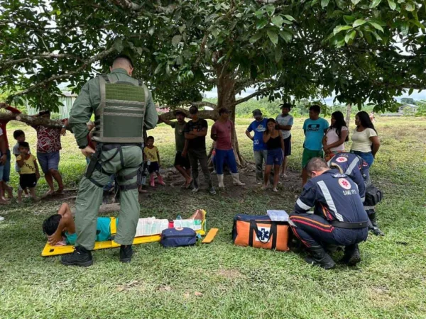 Jovem indígena é resgatado de helicóptero após cair de cavalo em aldeia no interior do Acre