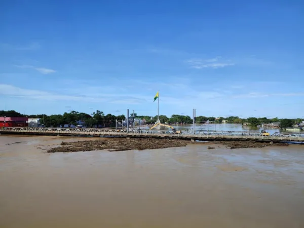 Rio Acre alcança 17 metros e invade Calçadão da Gameleira em Rio Branco; veja o vídeo