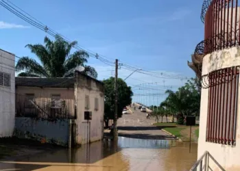 Acesso ao bairro Habitasa é interditado após enchente do Rio Acre inundar rua; entenda
