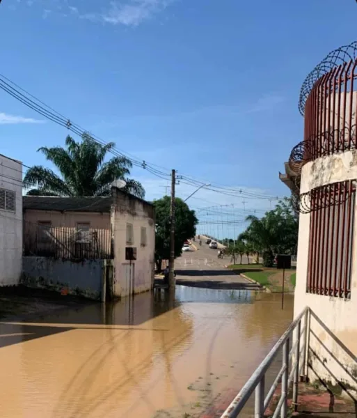 Acesso ao bairro Habitasa é interditado após enchente do Rio Acre inundar rua; entenda
