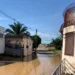 Acesso ao bairro Habitasa é interditado após enchente do Rio Acre inundar rua; entenda