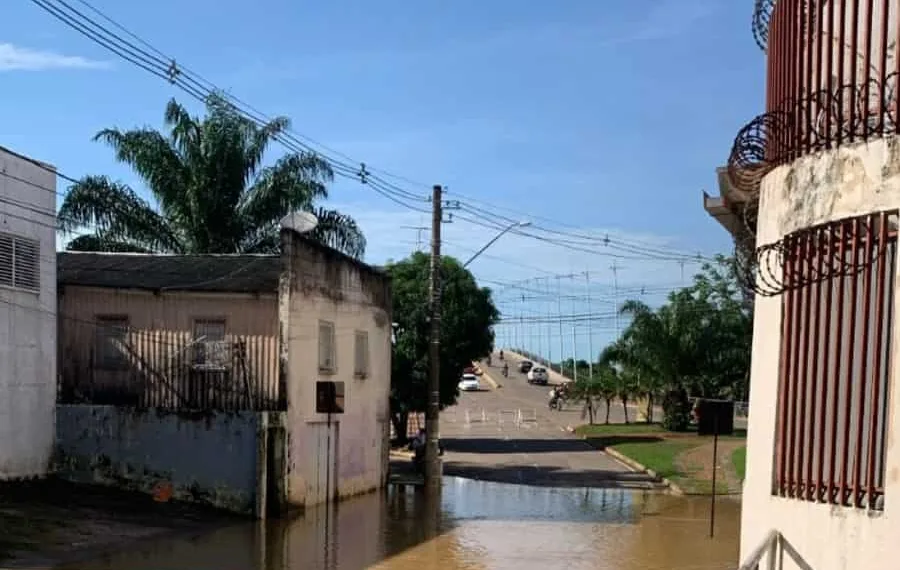 Acesso ao bairro Habitasa é interditado após enchente do Rio Acre inundar rua; entenda